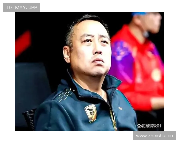 刘国梁训练场边喝矿泉水的样子，跟赛场上那个狠人气场真是两个地球...